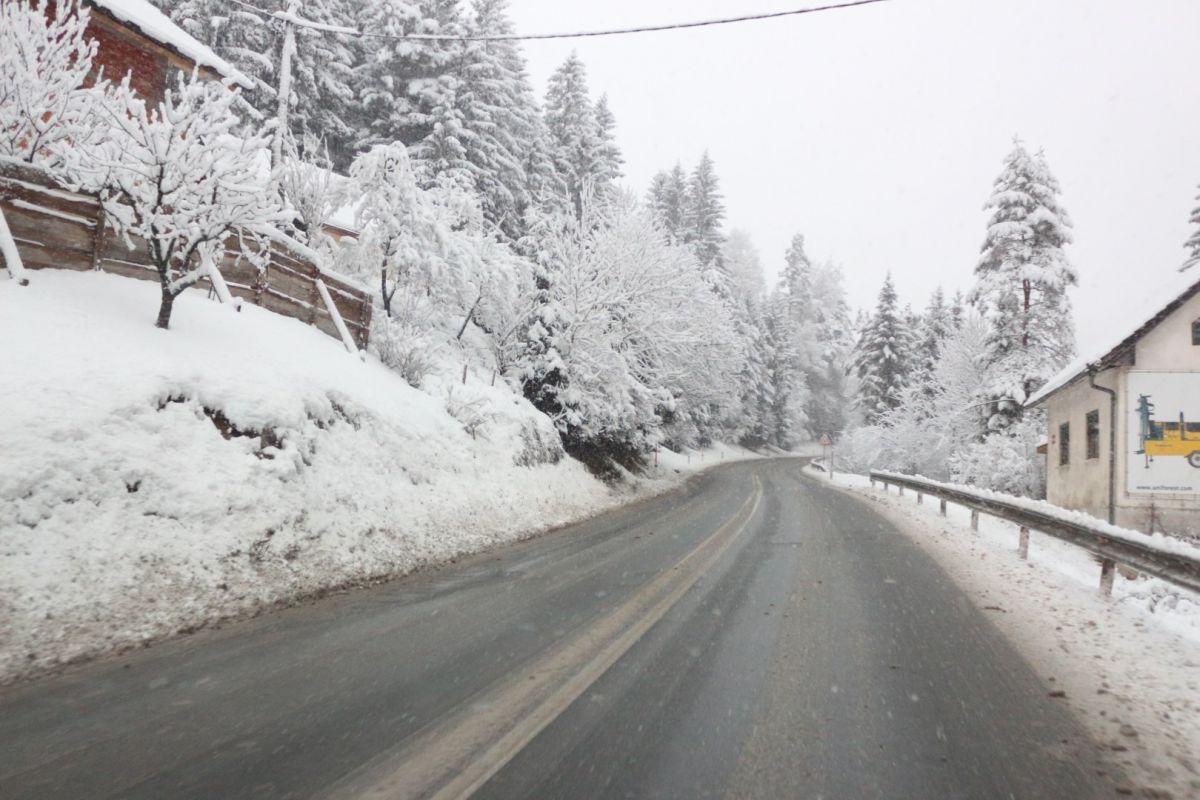 Vozniki naj vožnjo prilagodijo razmeram na cestah, prihaja tudi do zdrsov