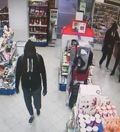 FOTO: Rop bencinskega servisa v Štorah - roparja na begu