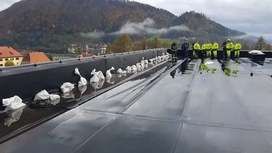 Za nas tvegajo življenje, pa še plačevati morajo za to