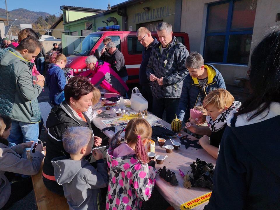 FOTO: Moto klub Pankrti organiziral zabavo za otroke s poslikavo obrazov, bučami in kostanjem