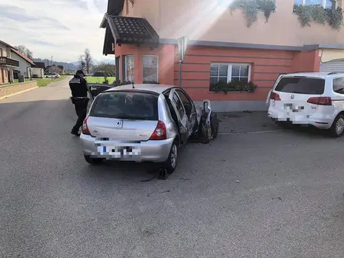 FOTO: Na križišču v Šmartnem sta trčili osebni vozili