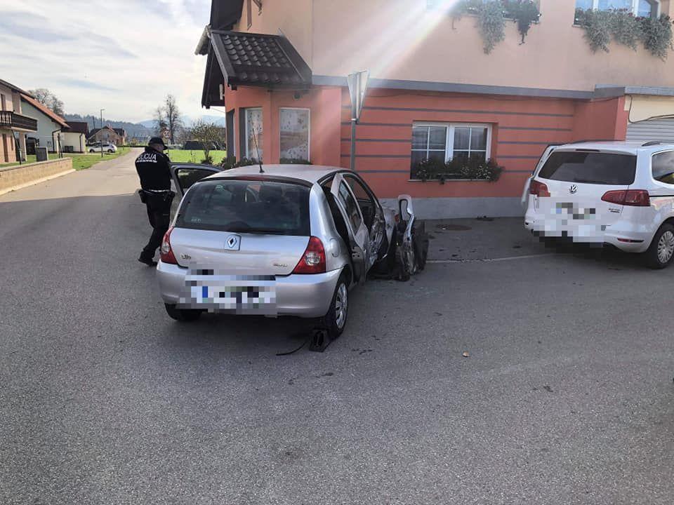 FOTO: Na križišču v Šmartnem sta trčili osebni vozili