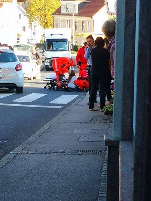 Foto: V Dravogradu voznik osebnega avtomobila trčil v peško