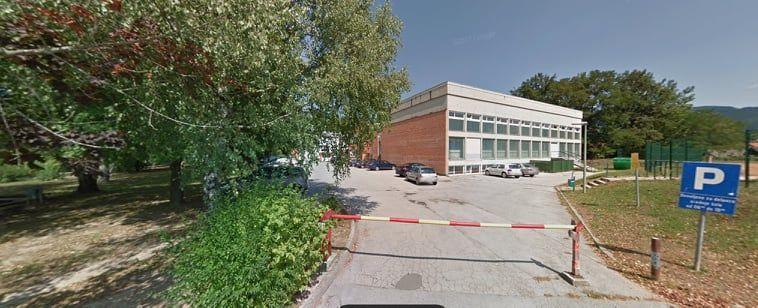 Sreča v nesreči: Dijakinjo po glavi udarila rampa