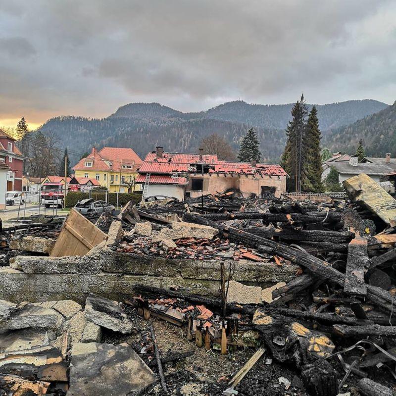 VIDEO in FOTO: Požar v Mežici uspešno pogasili, preiskava v teku, na delu forenziki
