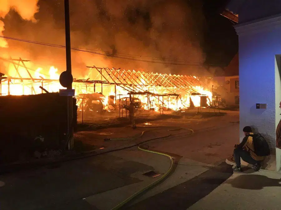 FOTO: V Mežici zaradi požara evakuirali 50 ljudi