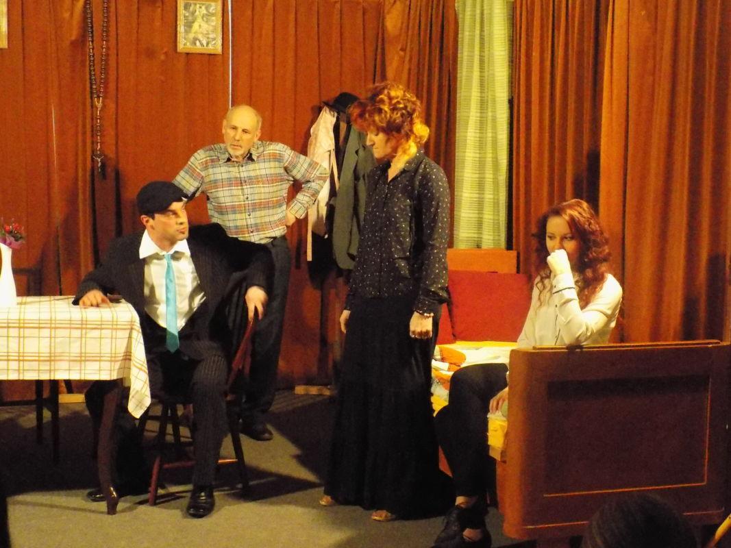 Dramska skupina KD Holmec nasmeji z igro Poštar Jakec