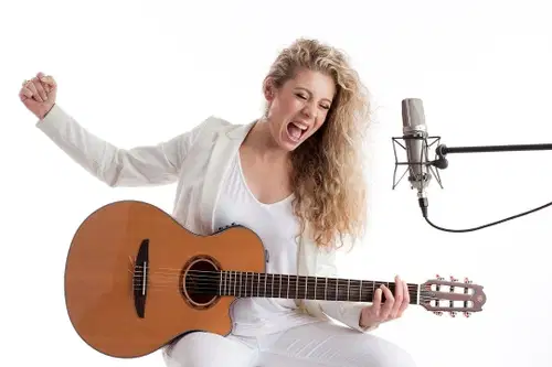 Korošica Dunja je v polfinalu oddaje Slovenija ima talent