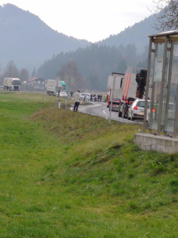 FOTO: V čelnem trčenju v Mislinjski Dobravi tri osebe poškodovane