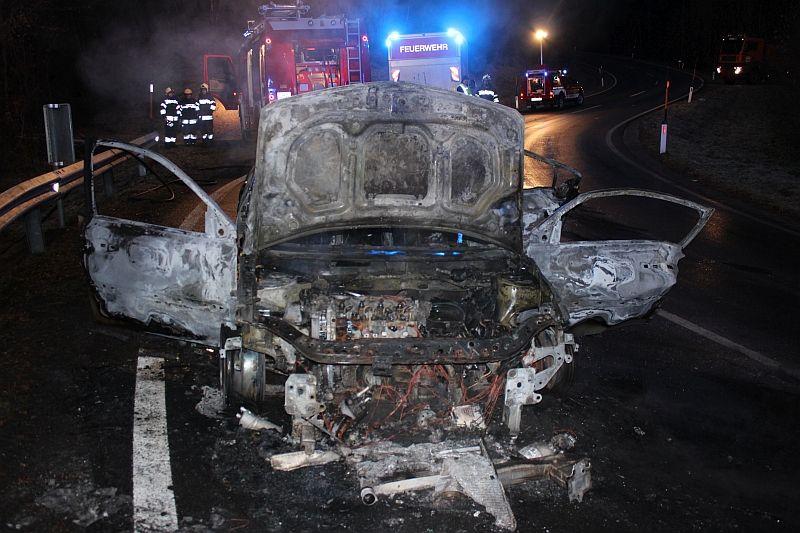 FOTO: Na Radeljskem prelazu je zagorelo vozilo