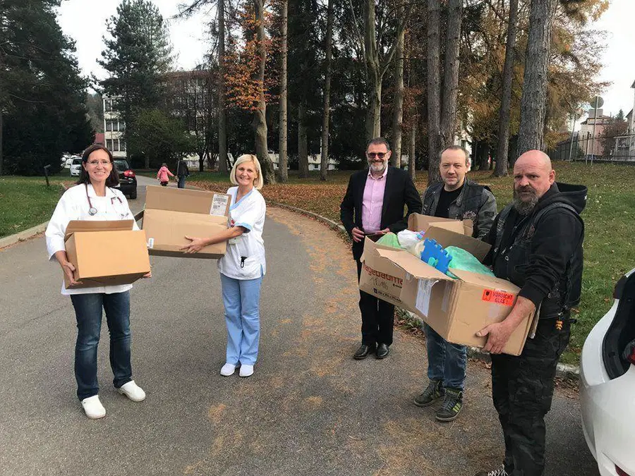 Dobrodelni člani Moto kluba Pankrti razveselili otroke SB Slovenj Gradec
