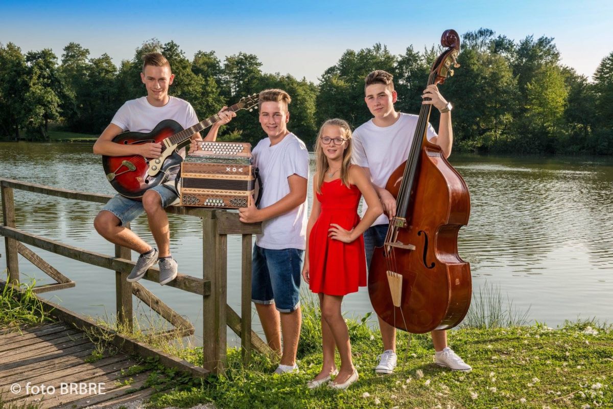 Ansambel Želja s prvo polko "Kapa z modrim cofom"