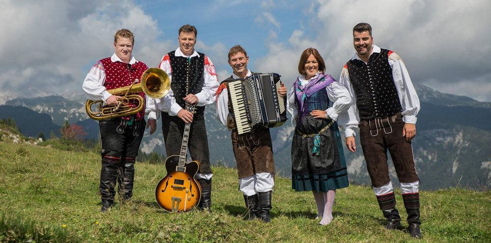 Viharniki zaokrožujejo 25 let delovanja z novo skladbo "Naša Juhanca"