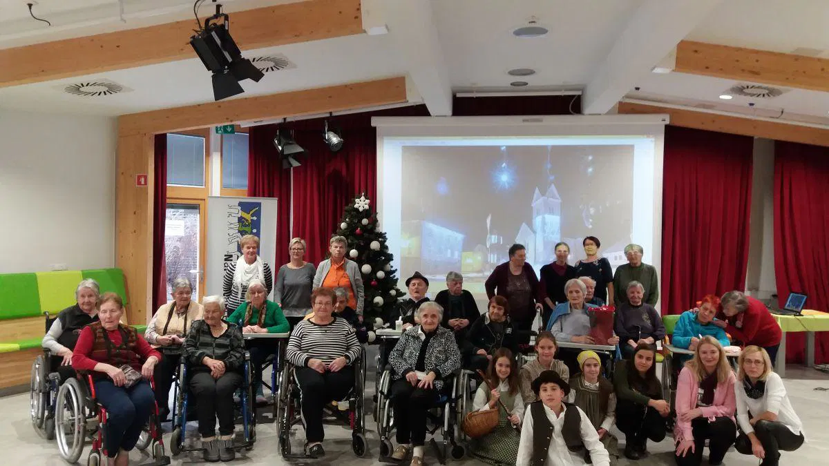 FOTO: Črnjanski praznični obisk Doma starejših na Fari