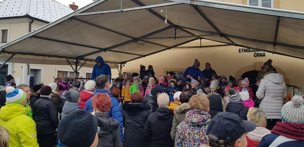 Otroci iz vrtca, babice in dedki so se družili v centru Črne