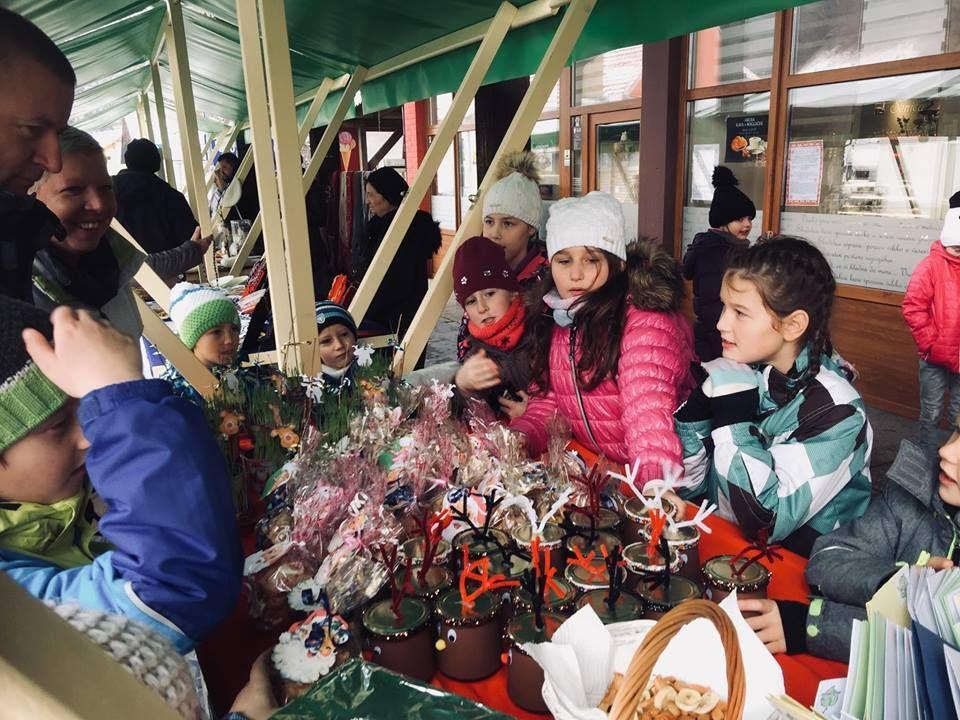 Božično novoletni sejem v Črni ponuja pestro dogajanje - od obiska dobrih mož do stojnic z dobrotami