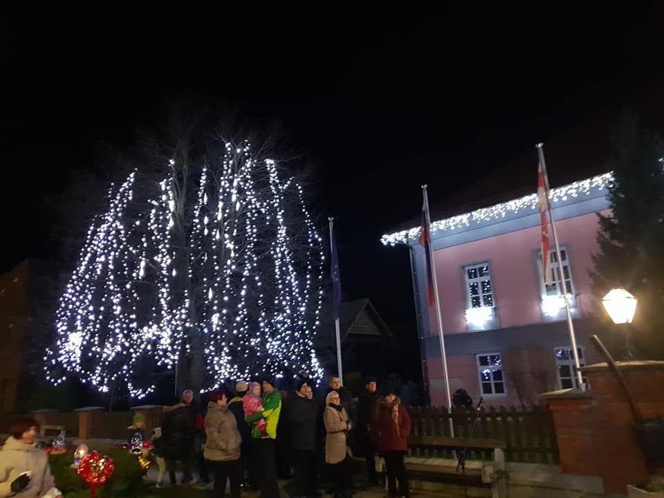 FOTO: Prižig prazničnih lučk in obisk Miklavža na Muti