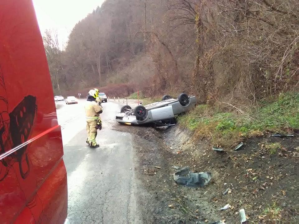 Ena oseba poškodovana ob prevrnitvi osebnega avtomobila