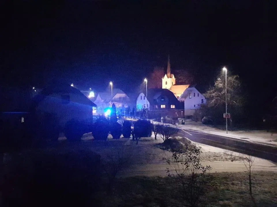 FOTO in VIDEO: Na Legnu voznik z osebnim vozilom trčil v pešca