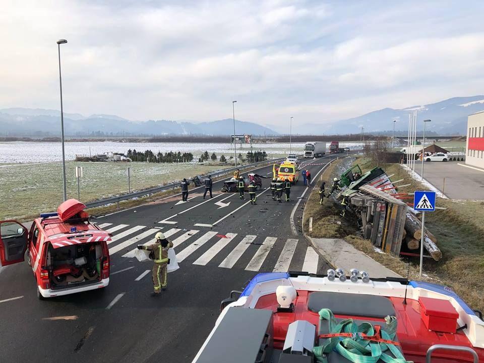 FOTO: Prometna nesreča popolnoma zaprla cesto, ena oseba prepeljana v UKC Maribor
