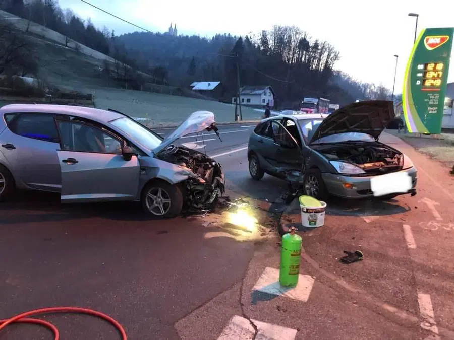 FOTO: V nesreči v Otiškem vrhu poškodovani dve osebi