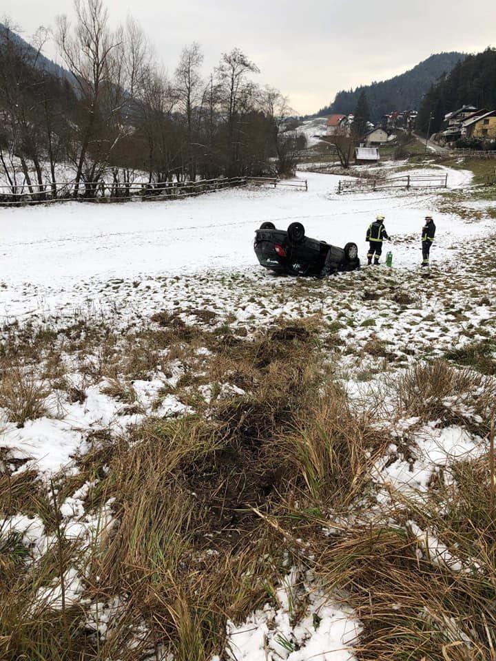 FOTO: V Srednjem Doliču se je voznica z vozilom prevrnila na streho