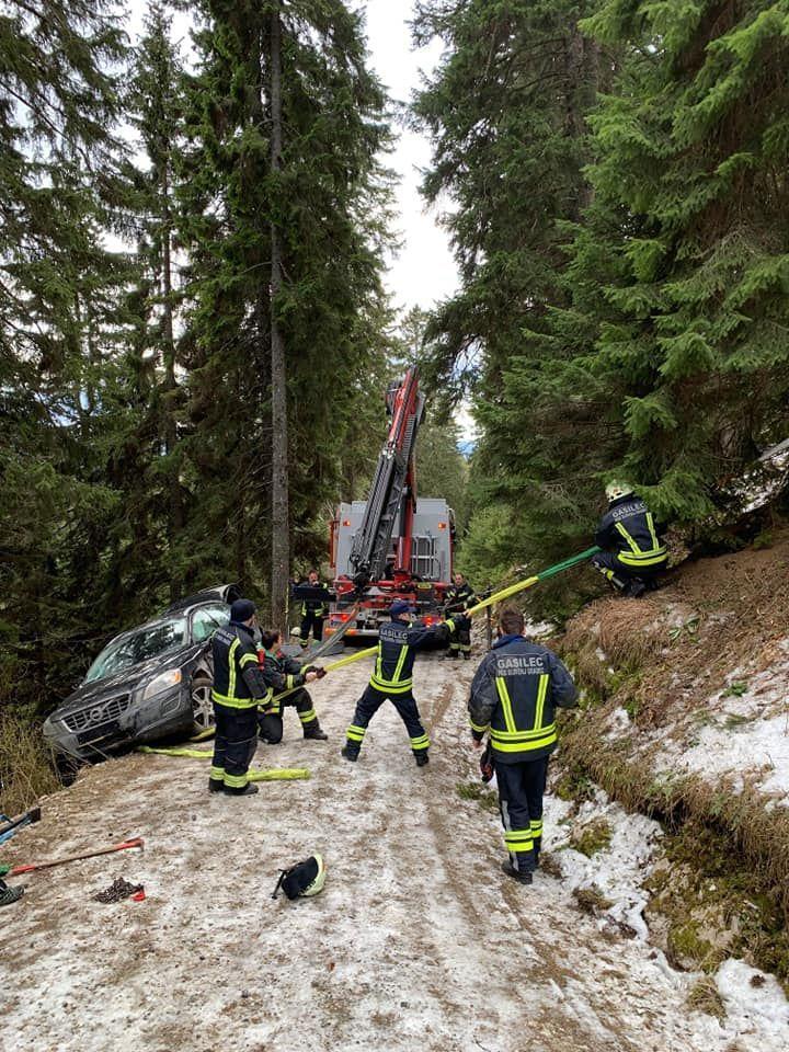FOTO: Gasilci PGD Slovenj Gradec posredovali v dveh prometnih nesrečah