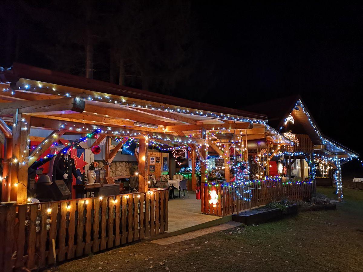 FOTO: Toni Štrigl poskrbel za okrasitev posestva z več kot 25.000 lučkami