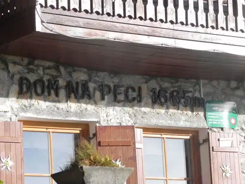 Z oktobrom večina planinskih koč zapira svoja vrata, dom na Peci do nadaljnjega zaprt