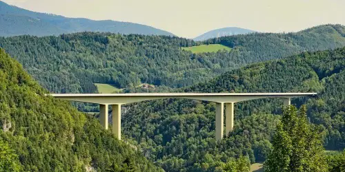 Odziv SMC na spremenjene roke za izgradnjo 3. razvojne osi in očitke
