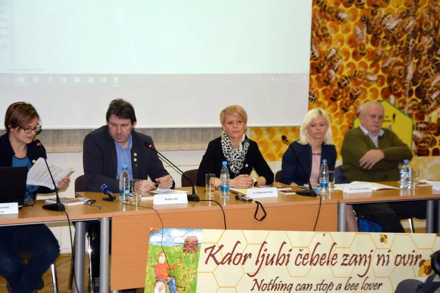 Predstavitev čebelarskega priročnika za lažje čebelarjenje invalidov