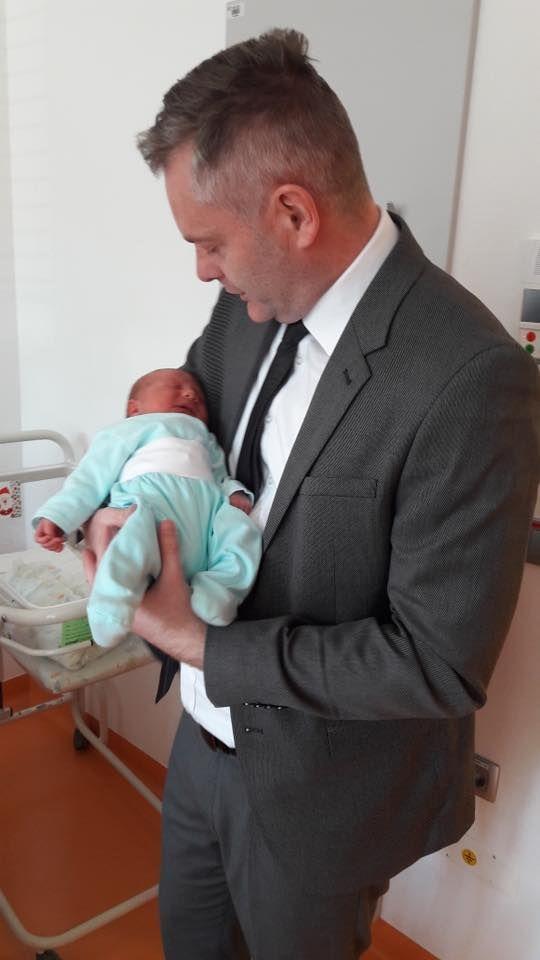 FOTO: Župan MO Slovenj Gradec obiskal prvega letošnjega novorojenca na Koroškem