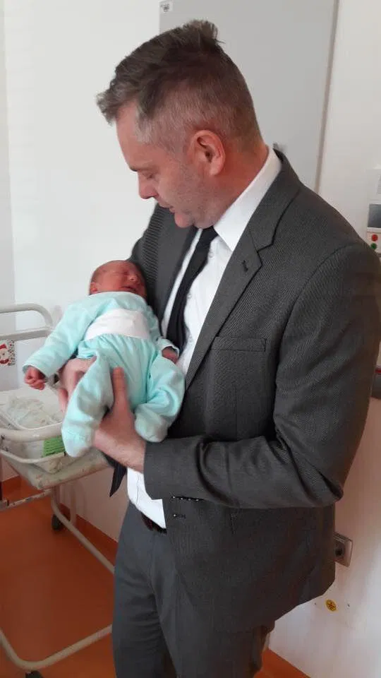 FOTO: Župan MO Slovenj Gradec obiskal prvega letošnjega novorojenca na Koroškem