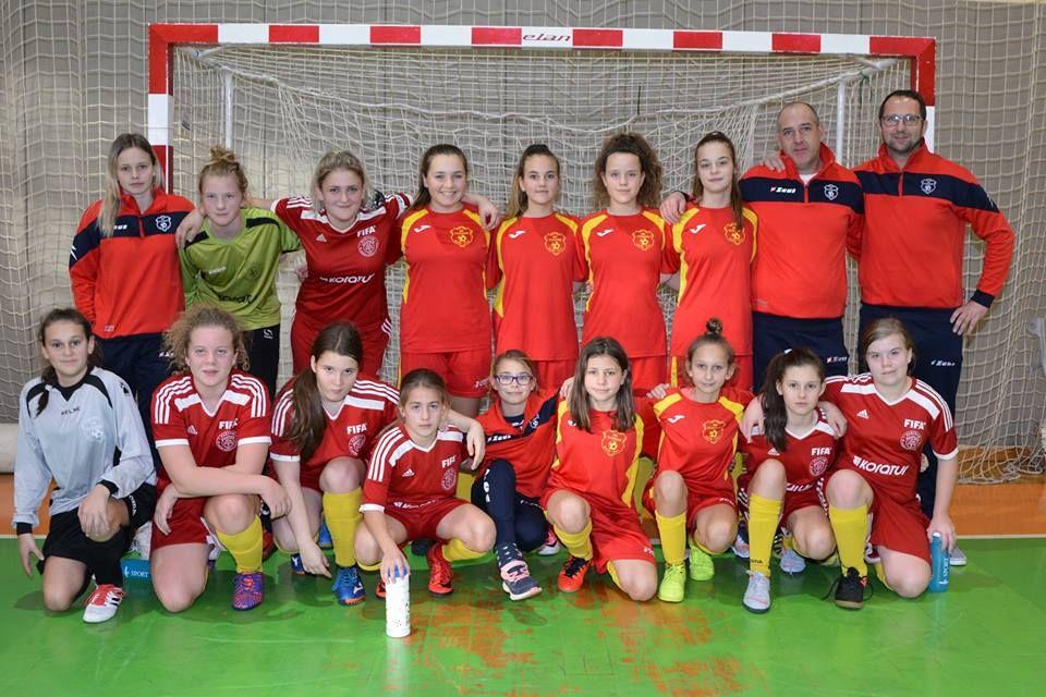 FOTO: Korošice tretje na prvem turnirju Zimske ženske lige v Apačah