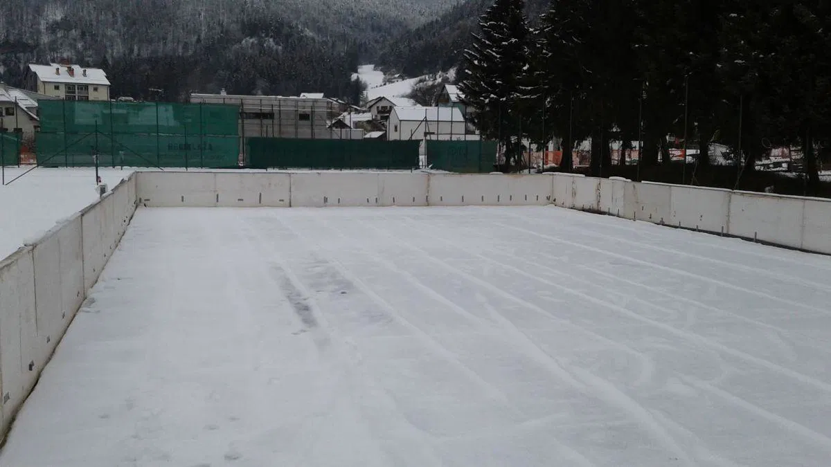 Imate že pripravljene drsalke? V Mežici konec tedna odpirajo drsališče