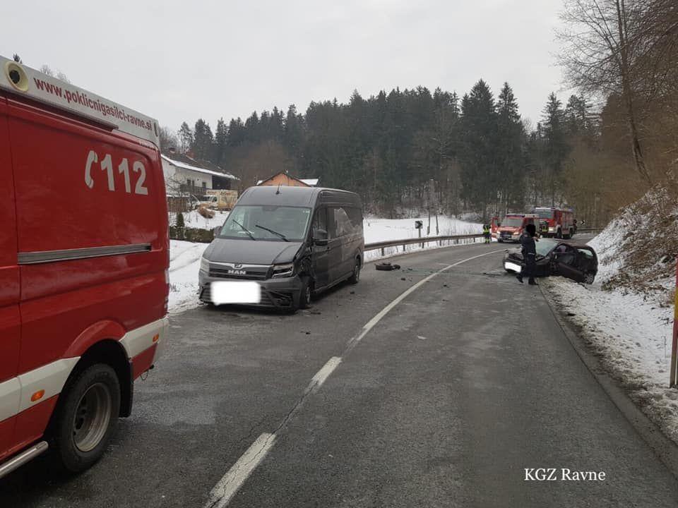 Zaradi prometne nesreče zaprta cesta Ravne na Koroškem - Slovenj Gradec