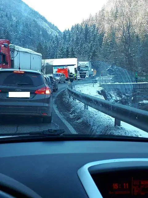 V popoldanski prometni nesreči tri osebe poškodovane