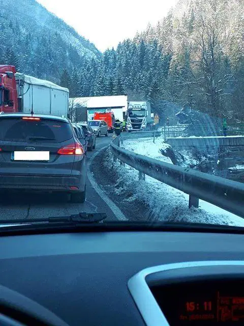 V popoldanski prometni nesreči tri osebe poškodovane