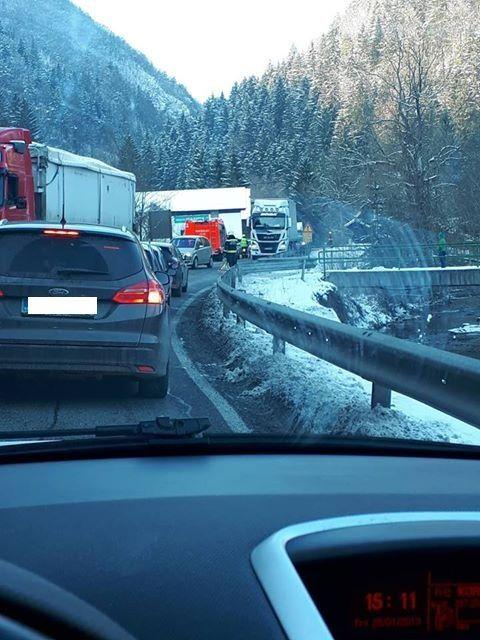V popoldanski prometni nesreči tri osebe poškodovane