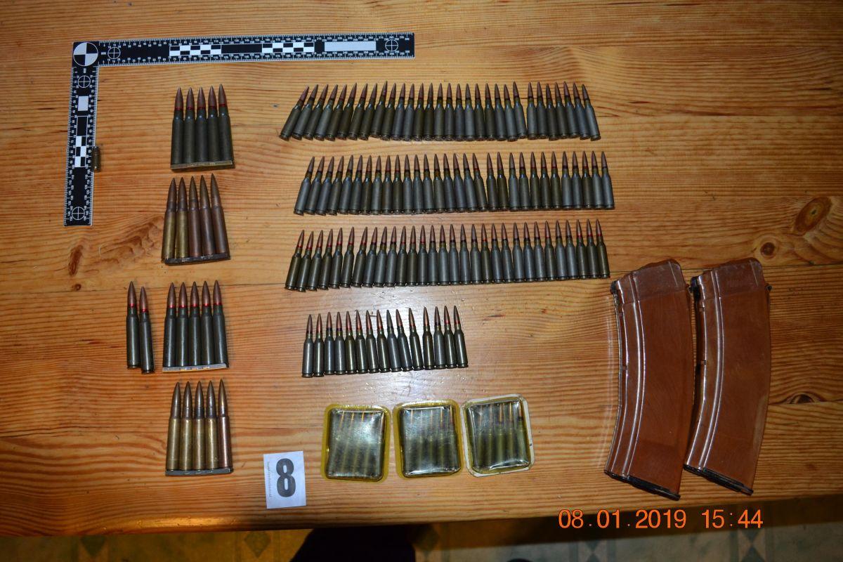 FOTO: Na Ravnah zasegli orožje in konopljo. Osumljencu odrejen pripor