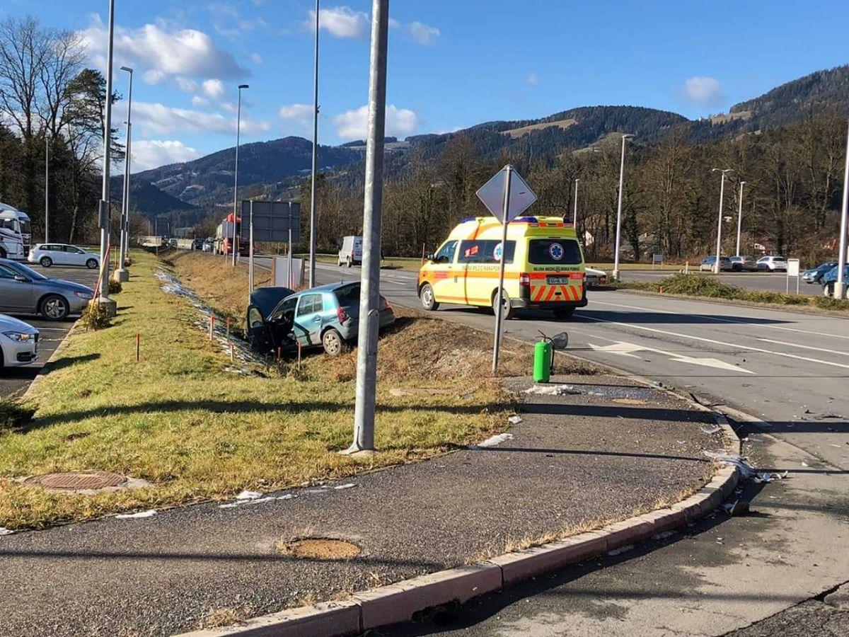V prometni nesreči v Radljah tri osebe poškodovane