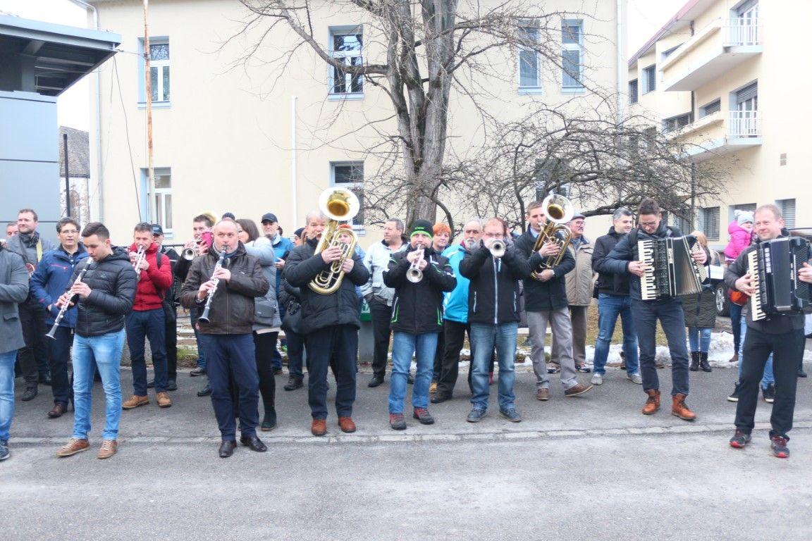 FOTO in VIDEO: Glasbeniki družno zaigrali v pozdrav Francu Šegovcu