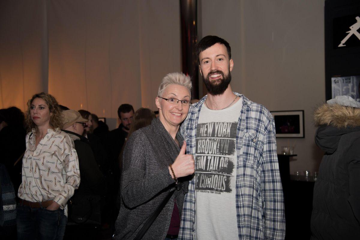 FOTO: Znani Slovenci so se družili na stand-up premieri Črnjana Jana Kreuzerja