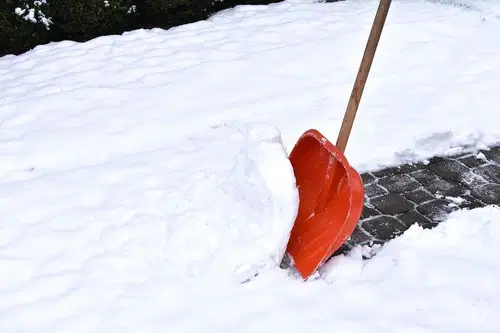 Nepravilno odmetavanje snega vas bo stalo 1000 evrov