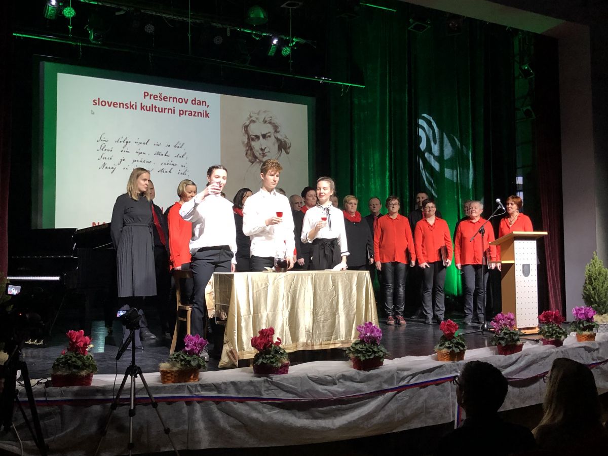 VIDEO in FOTO: Na Ravnah so na predvečer kulturnega praznika pripravili slavnostno proslavo