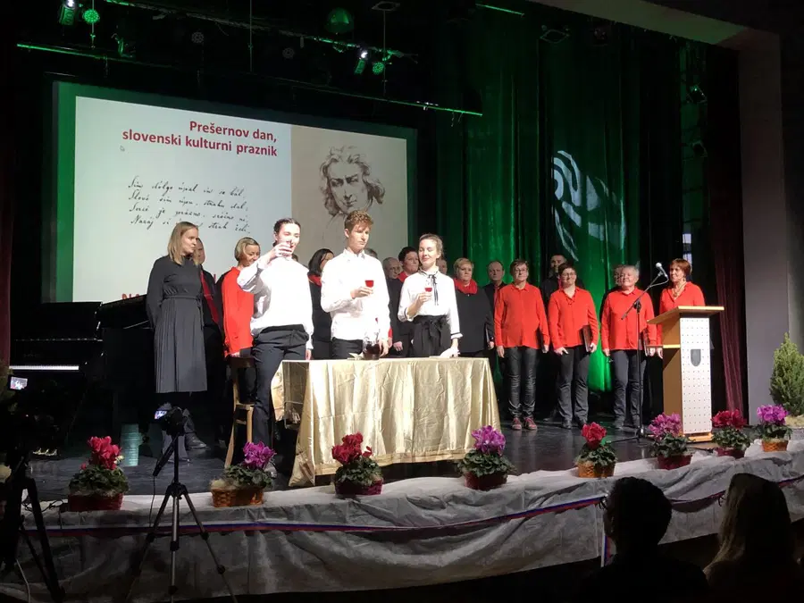 VIDEO in FOTO: Na Ravnah so na predvečer kulturnega praznika pripravili slavnostno proslavo