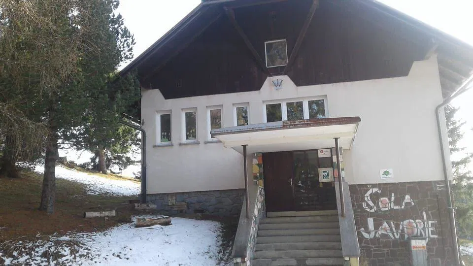 Na OŠ Javorje in Koprivna že več let ni pouka. Objekta sta sedaj namenjena druženju krajanov
