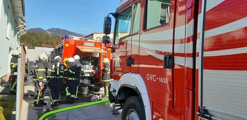 Pristojne službe na delu: Požari, zalita klet in plaz