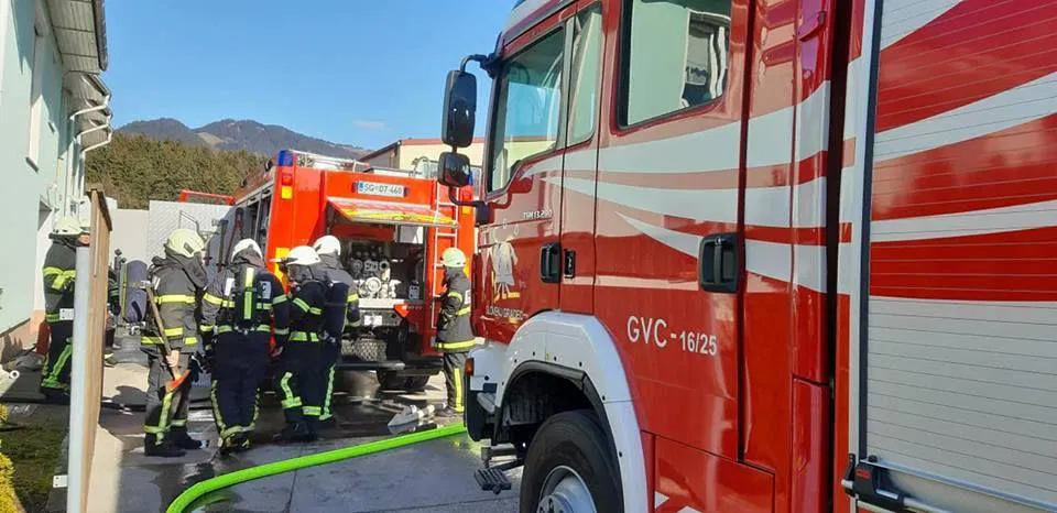 Pristojne službe na delu: Požari, zalita klet in plaz