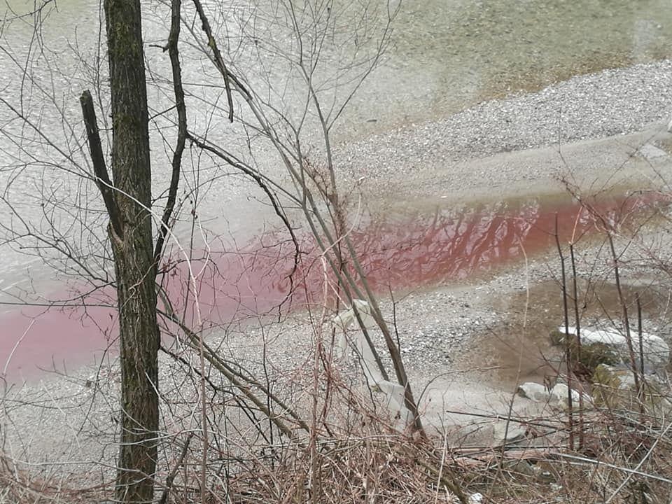 FOTO: V reki Meži opažen rdeč madež